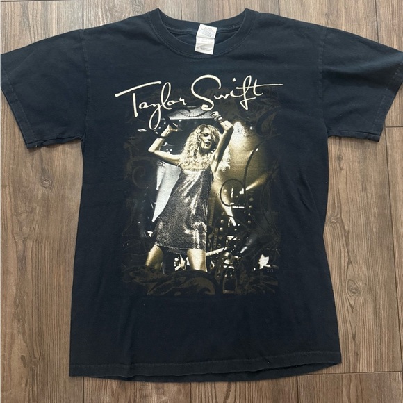 Gildan Tops - Vintage Taylor Swift Fearless Tour T-Shirt Black Gold Graphic Band Tee Small